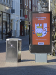 901639 Afbeelding van een digitaal reclamebord op de Stadhuisbrug te Utrecht, met voorstaand de digitale poster ...